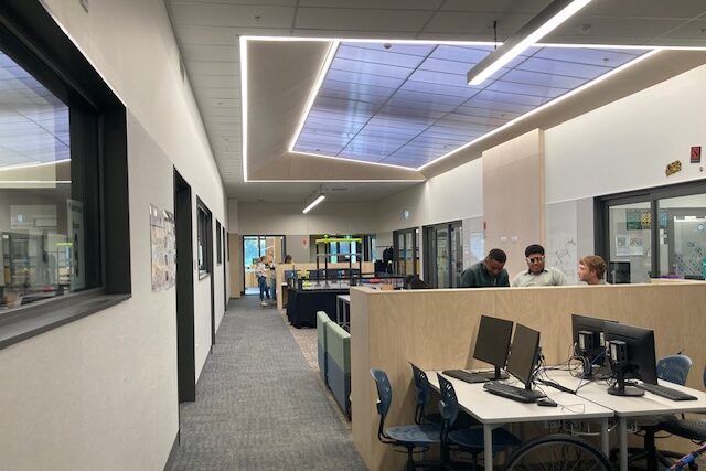 新しい建物　バーンサイド高校